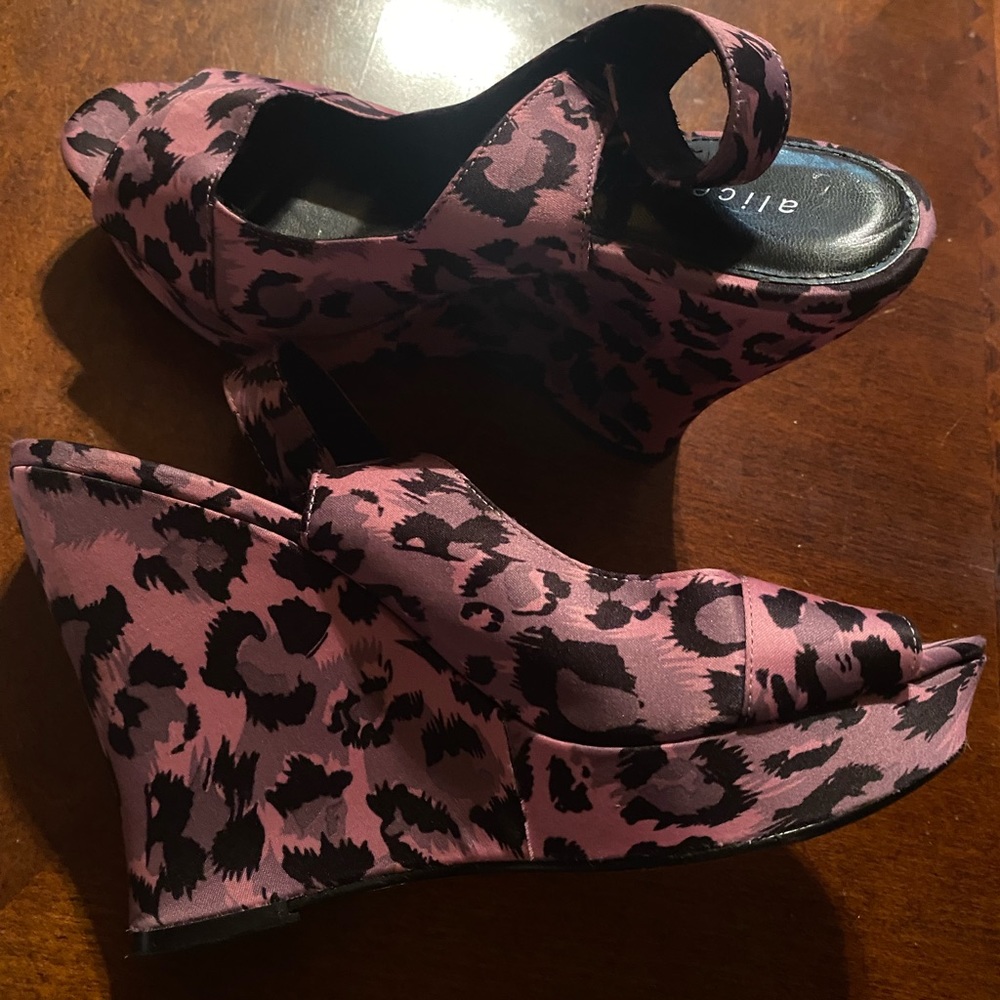Alice and Olivia cheetah wedges